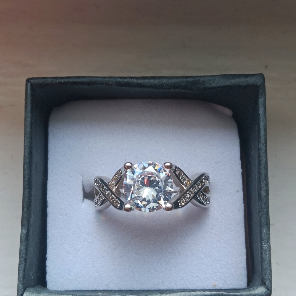 Stunning CZ Diamond Engagment/Promise Ring (Size 6)